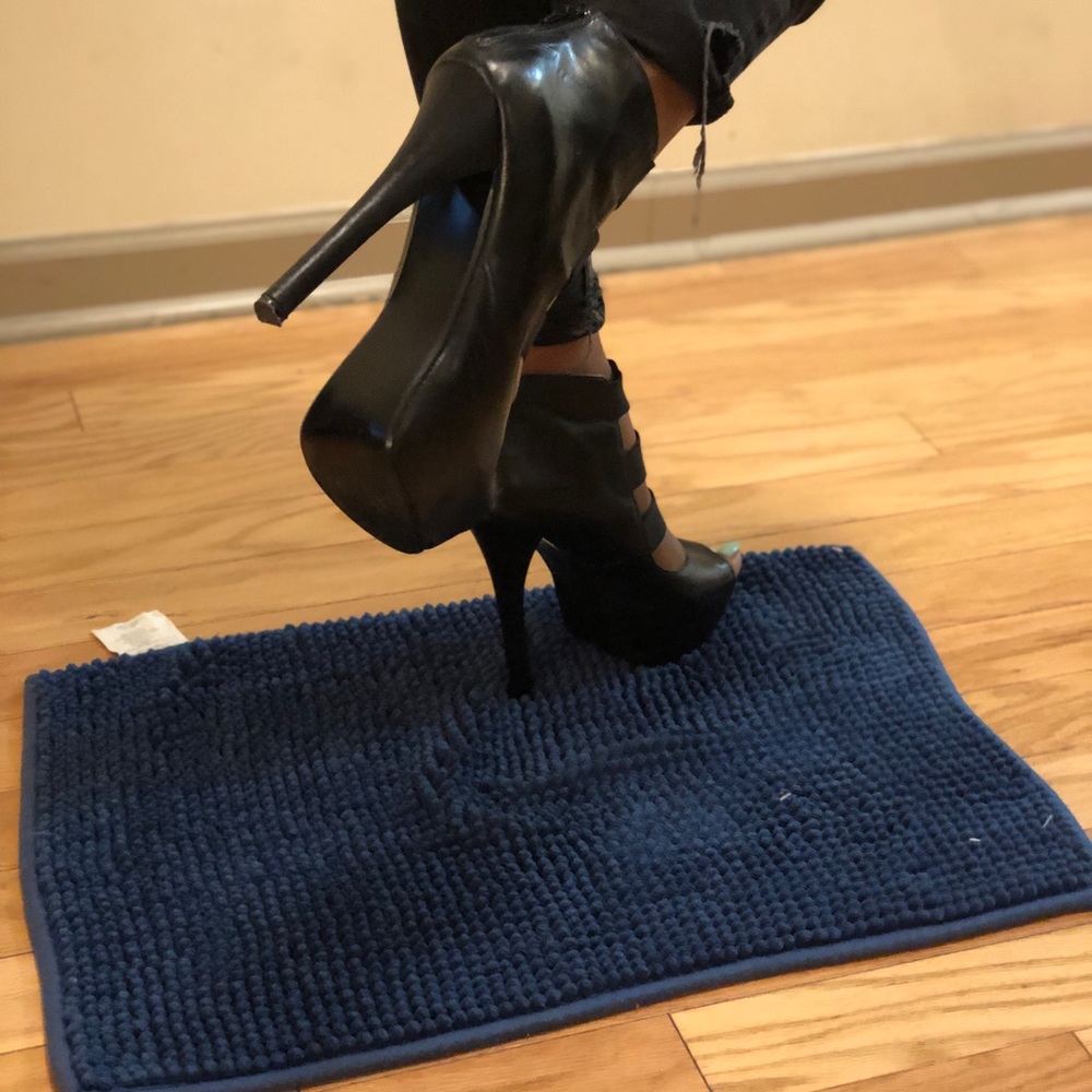 Steve Madden (8.5) black on black leather heels!